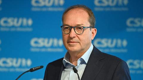 Alexander Dobrindt steht bei einer Pressekonferenz im Anschluss an die Vorstandssitzung des CSU- Präsidiums in München vor einem Mikrofon.