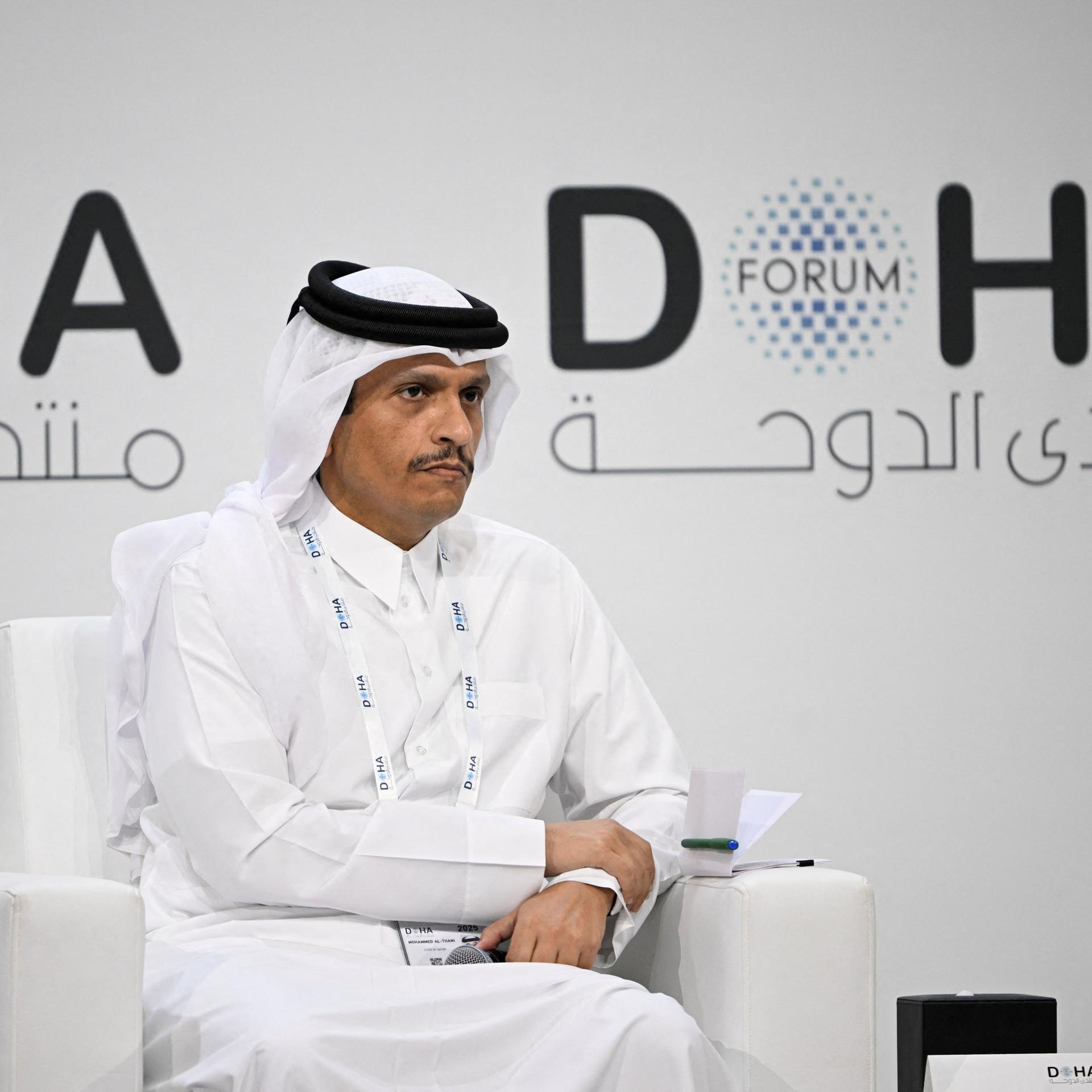 Katars Regierungschef Mohammed bin Abdulrahman al-Thani auf einem weißen Sessel