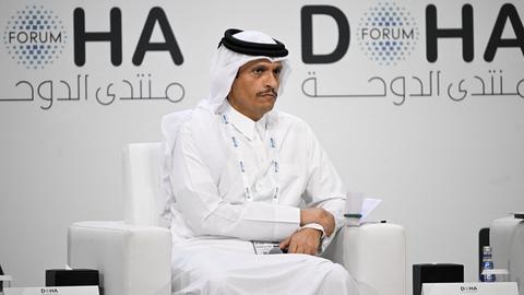 Katars Regierungschef Mohammed bin Abdulrahman al-Thani auf einem weißen Sessel