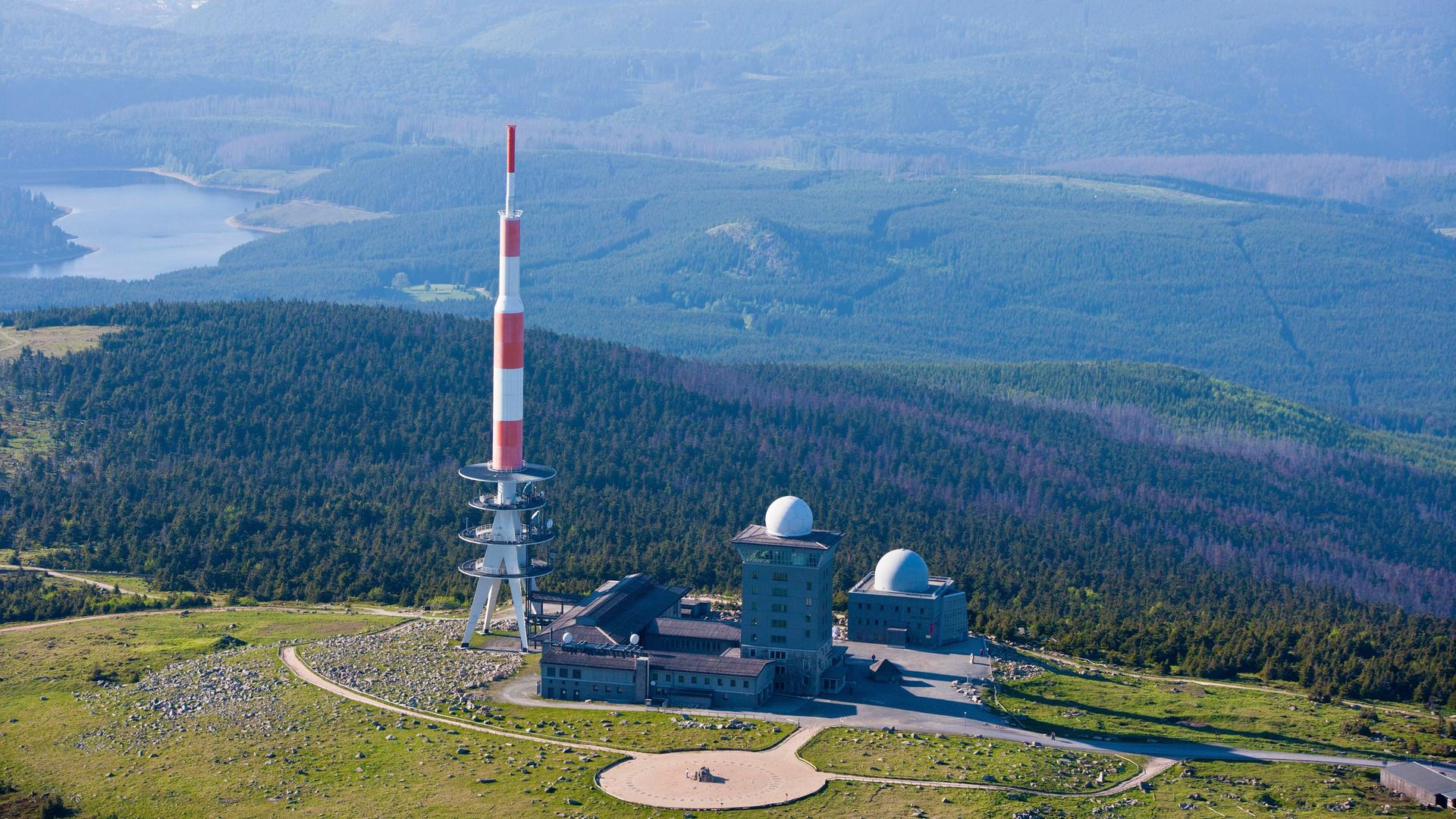 Der Gipfel vom Berg Brocken im Harz. Auf dem Gipfel sind einige Gebäude. Der Gipfel vom Berg Brocken im Harz. Auf dem Gipfel sind einige Gebäude.