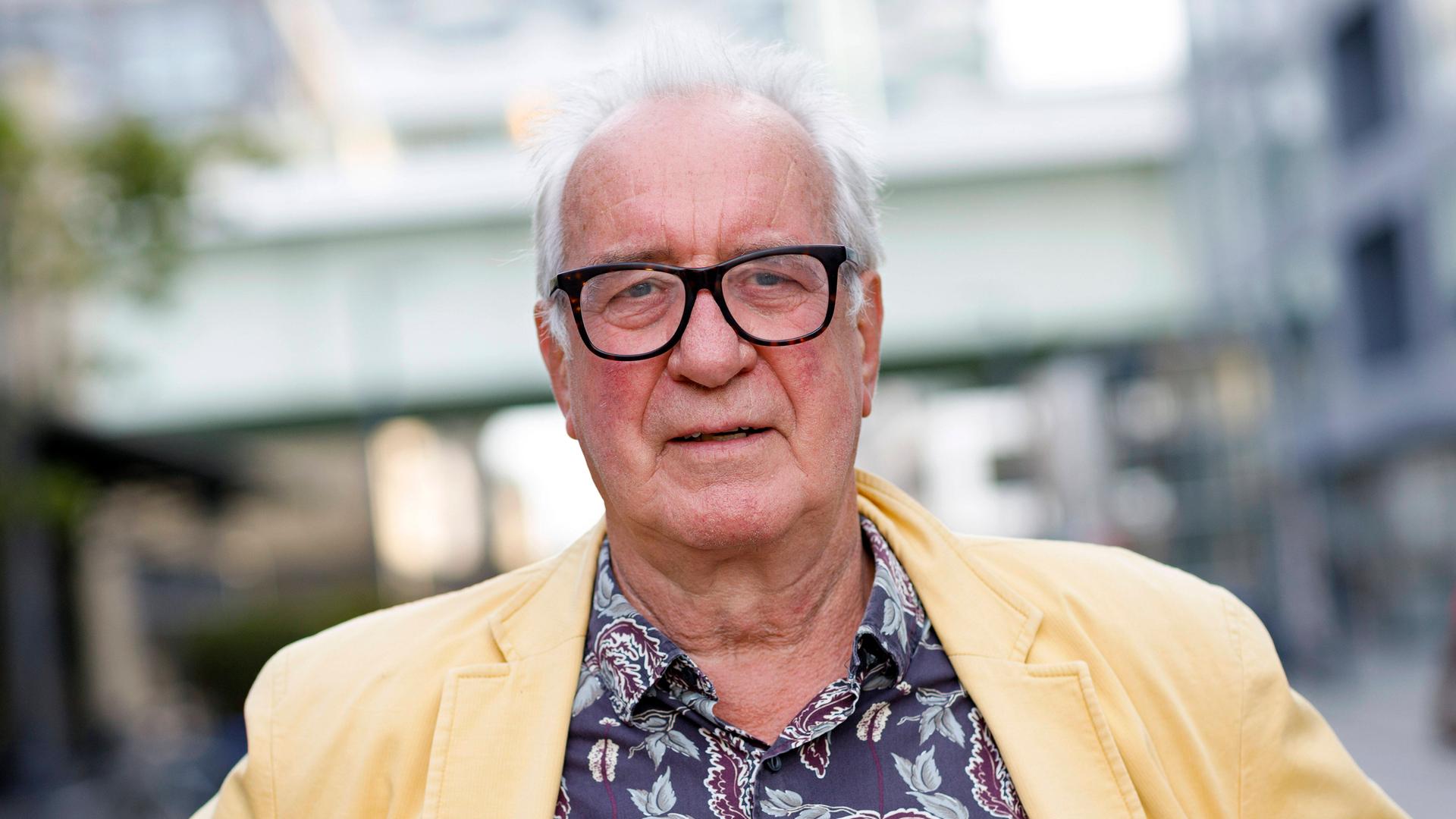Porträt von Martin Stankowski auf der phil.COLOGNE, dem internationalen Festival für Philosophie in Köln am 14.09.2020. Er trägt eine Brille und ein gelbes Sacko.