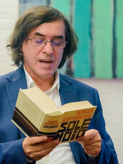 Mircea Cărtărescu bei einer Lesung Mircea Cărtărescu bei einer Lesung