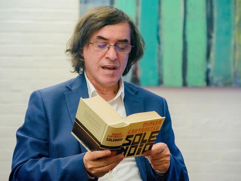 Mircea Cărtărescu bei einer Lesung Mircea Cărtărescu bei einer Lesung