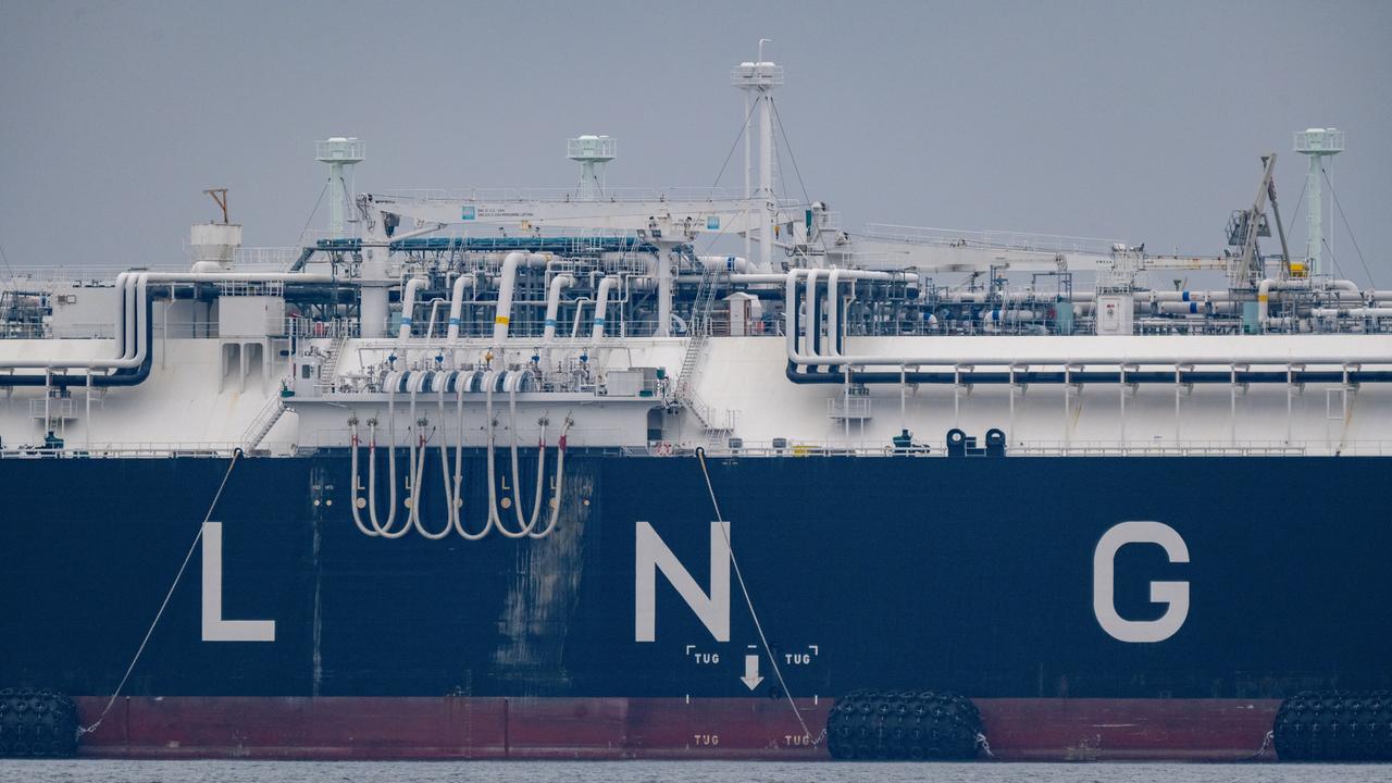 Ein Schiff hat in großen Buchstaben "LNG" auf die Bordwand geschrieben, auf dem Deck sieht man zahlreiche Röhren.