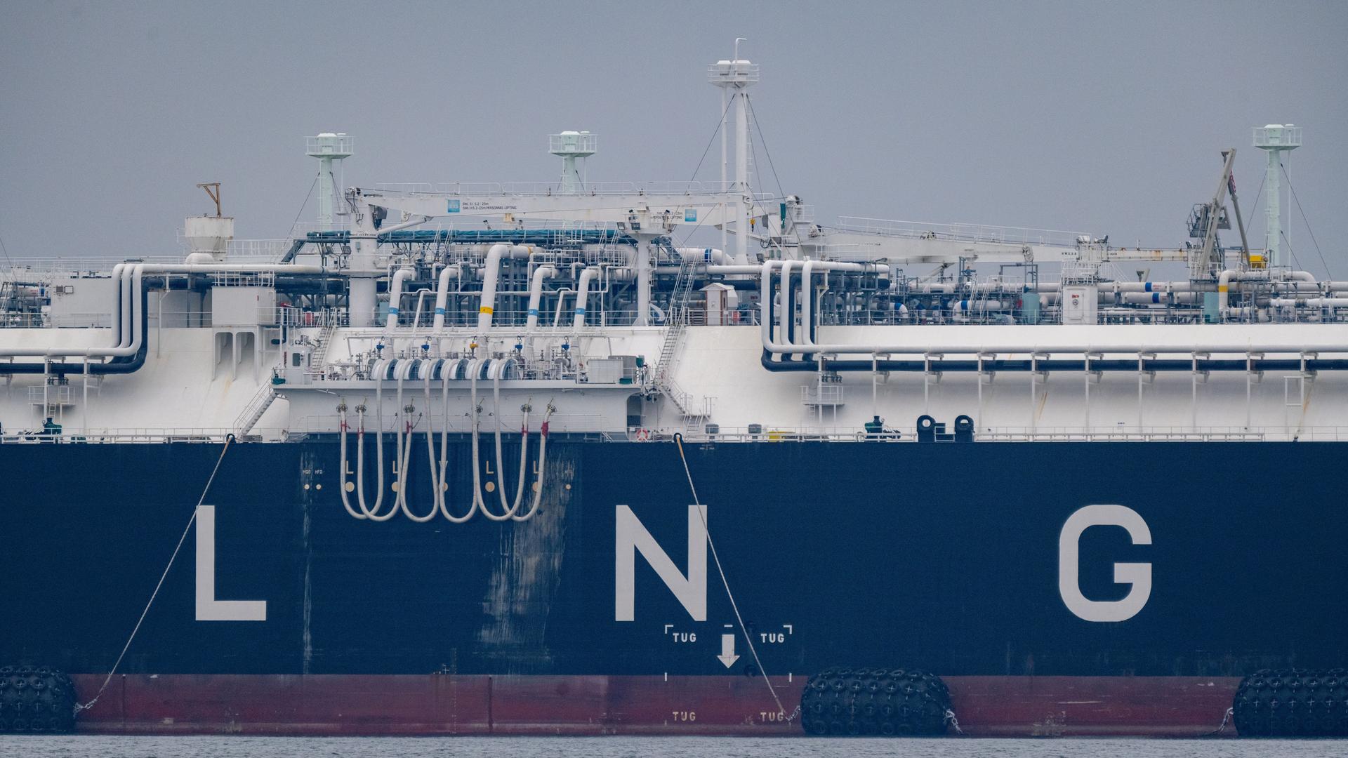 Ein Schiff hat in großen Buchstaben "LNG" auf die Bordwand geschrieben, auf dem Deck sieht man zahlreiche Röhren.
