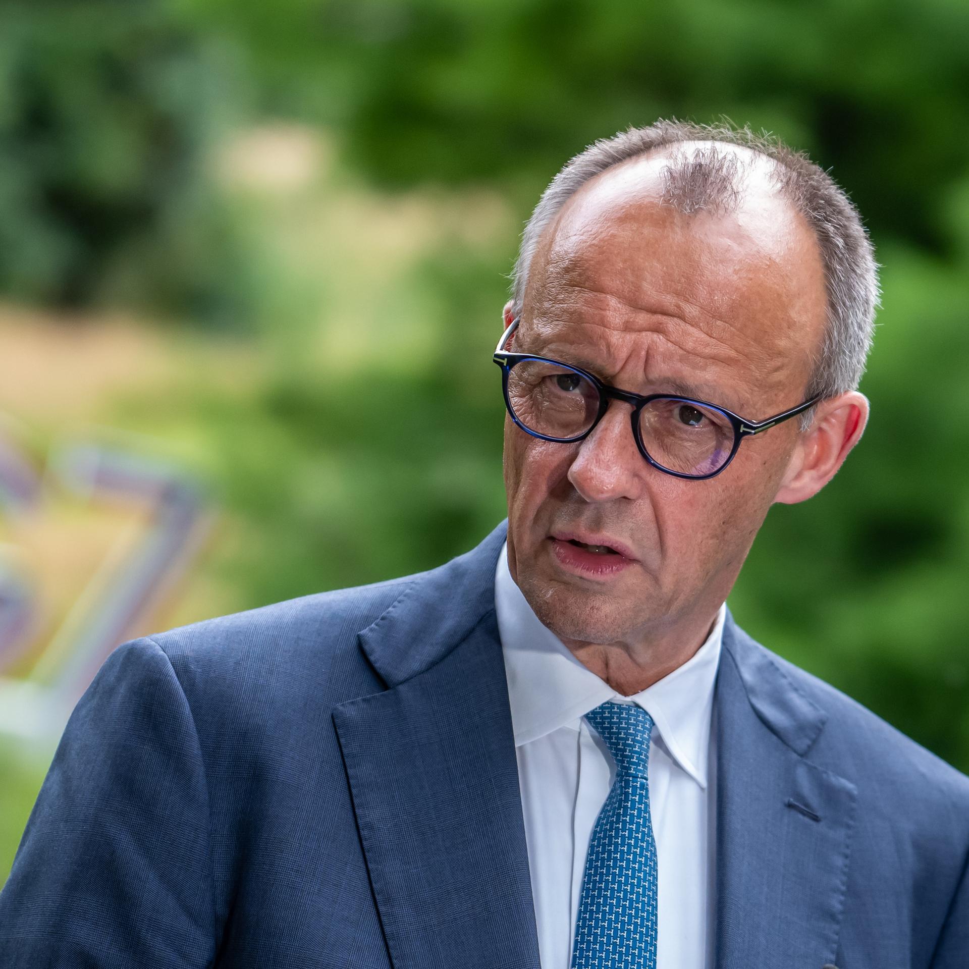 Bundeskanzler Friedrich Merz (CDU) spricht beim Pressestatement beim G7 Treffen in Evian nach der Arbeitssitzung.