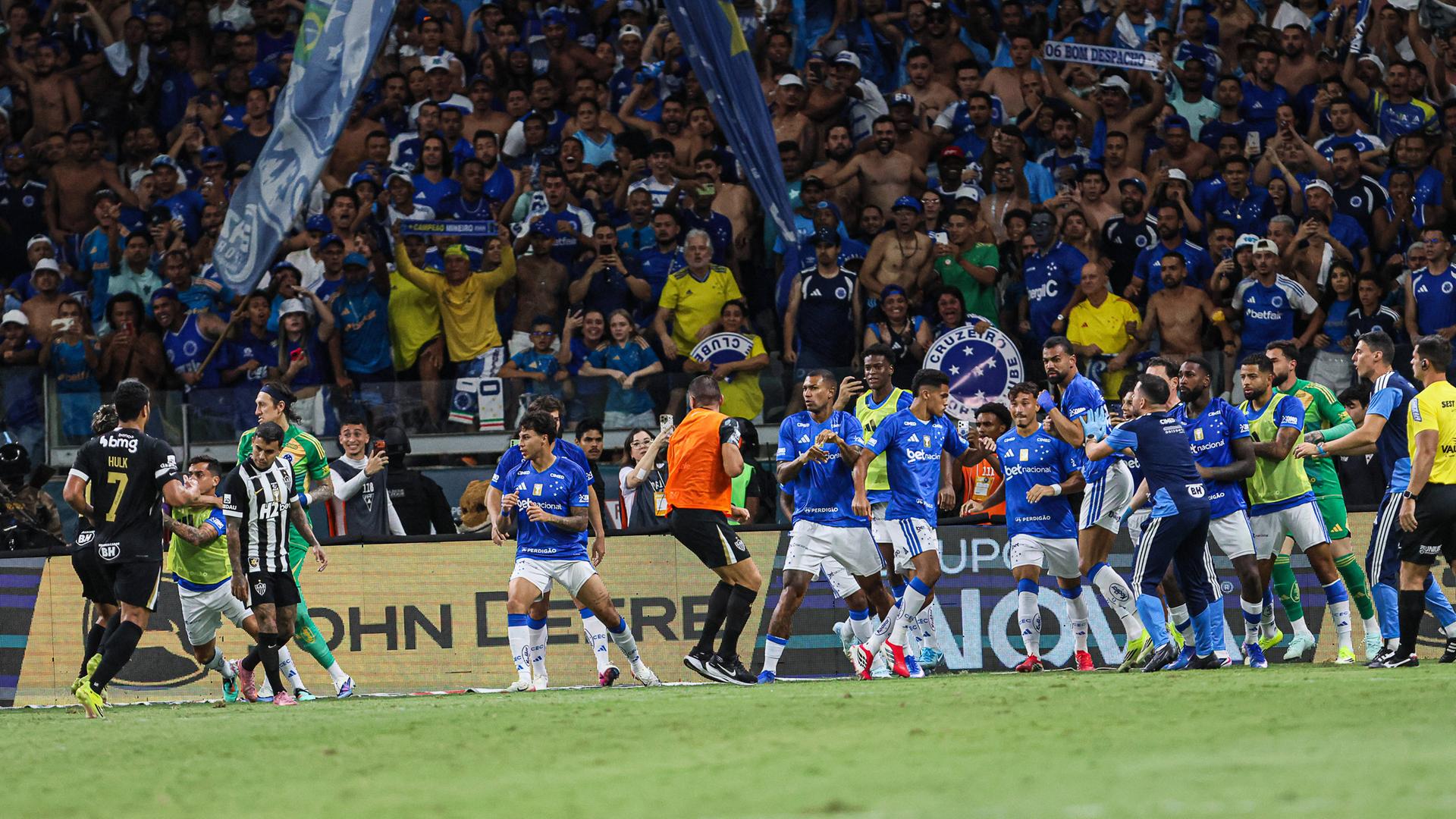 Auf den Rängen und auf dem Rasen gibt es Schlägereien.