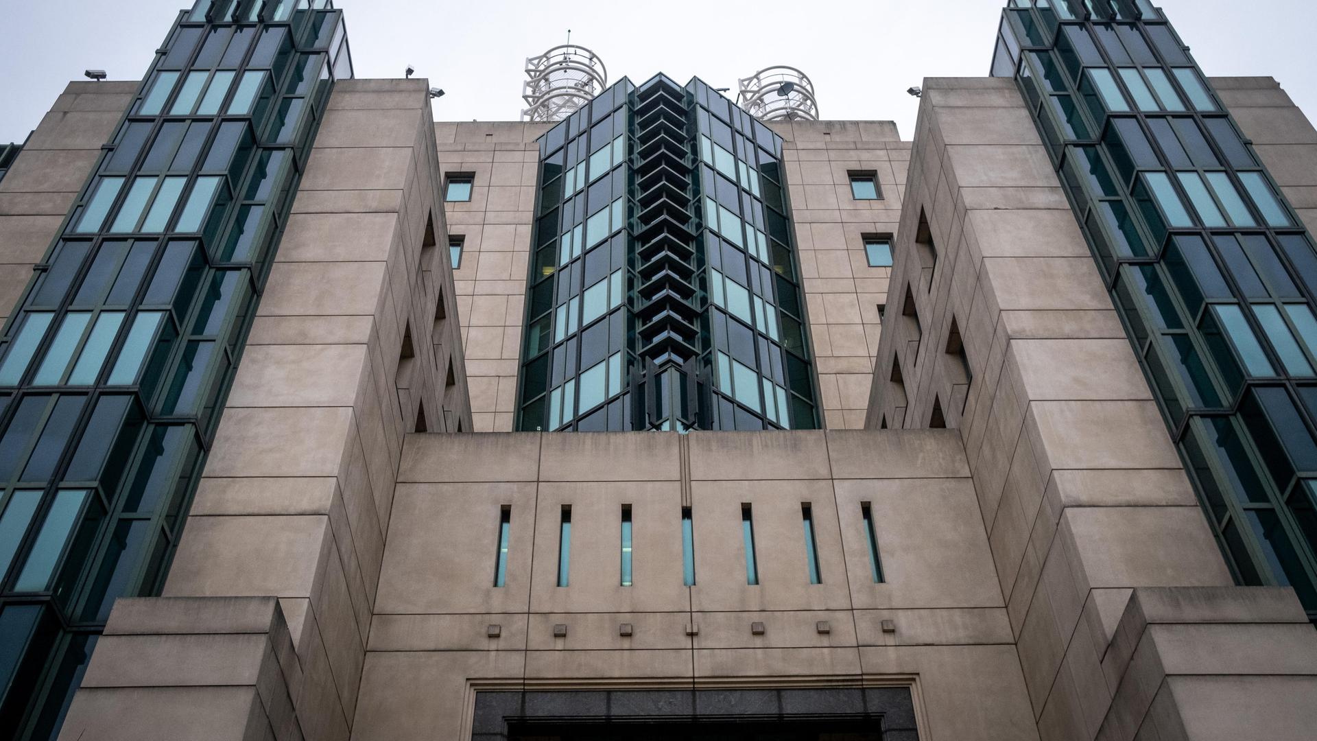 Das Gebäude des Secret Intelligence Service - auch als MI6 bekannt - in London. Das Gebäude des Secret Intelligence Service - auch als MI6 bekannt - in London.