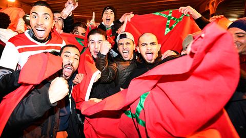 Fans von Marokko feiern in Düsseldorf einen Sieg der Nationalmannschaft bei der Fußball-Weltmeisterschaft in Katar 