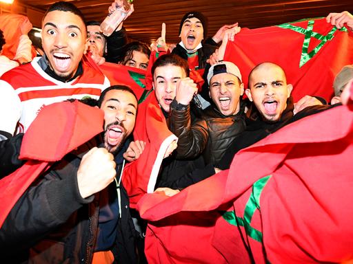 Fans von Marokko feiern in Düsseldorf einen Sieg der Nationalmannschaft bei der Fußball-Weltmeisterschaft in Katar 