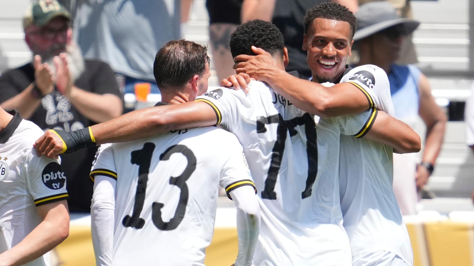 Dortmunder Spieler bilden eine Traube und jubeln nach einem Tor gegen die Mamelodi Sundowns.