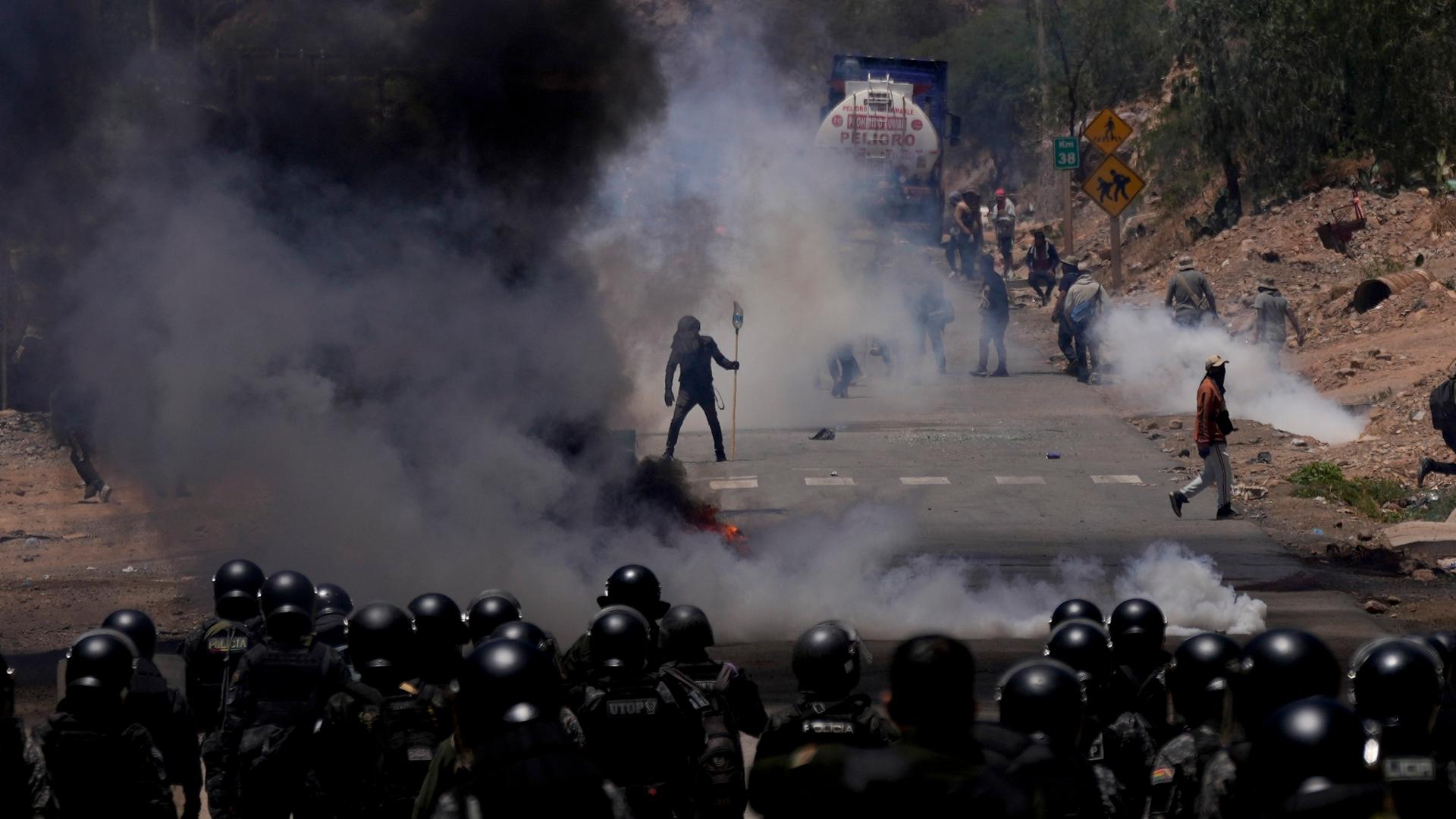 01.11.2024, Bolivien, Parotani: Die Polizei setzt Tränengas ein, um Anhänger des ehemaligen Präsidenten Evo Morales zu vertreiben, die seit Tagen Straßen blockieren.