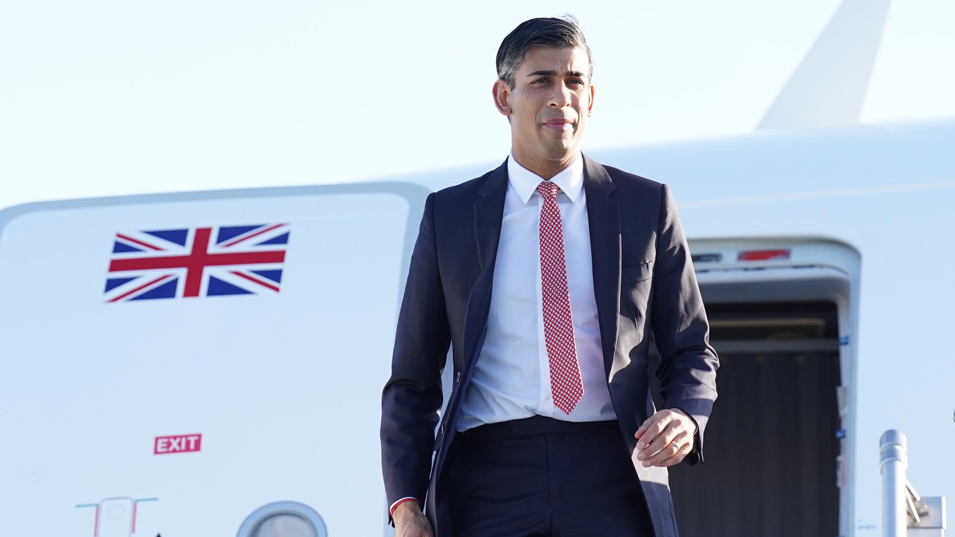 Großbritanniens Premierminister Rishi Sunak steigt aus einem Flugzeug. 