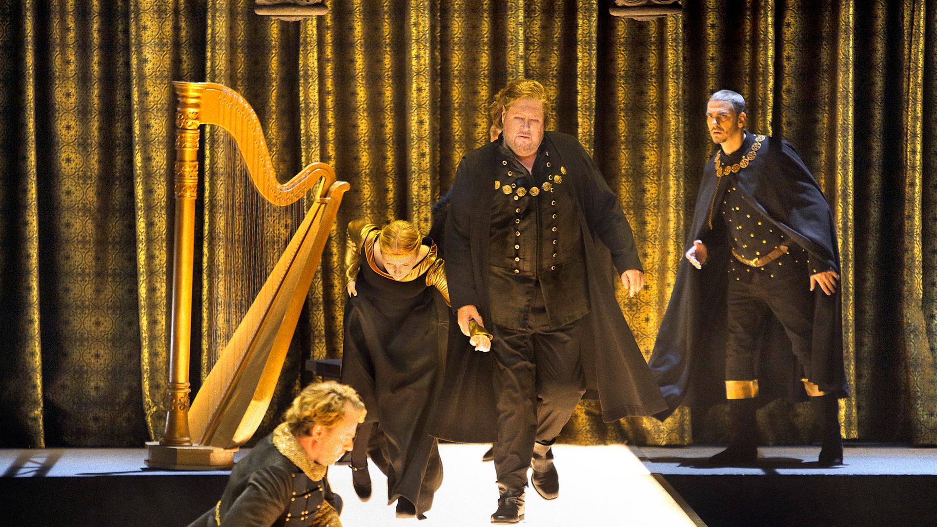 Szene aus der Wagner-Oper "Tannhäuser" mit Magnus Vigilius (Walther von der Vogelweide, l-r), Saskia Scheffold (Statistin), Stephen Gould (Tannhäuser) und Wilhelm Schwinghammer (Reinmar von Zweter), die am 27.07.2021 Premiere bei den Bayreuther Festspielen feierte.