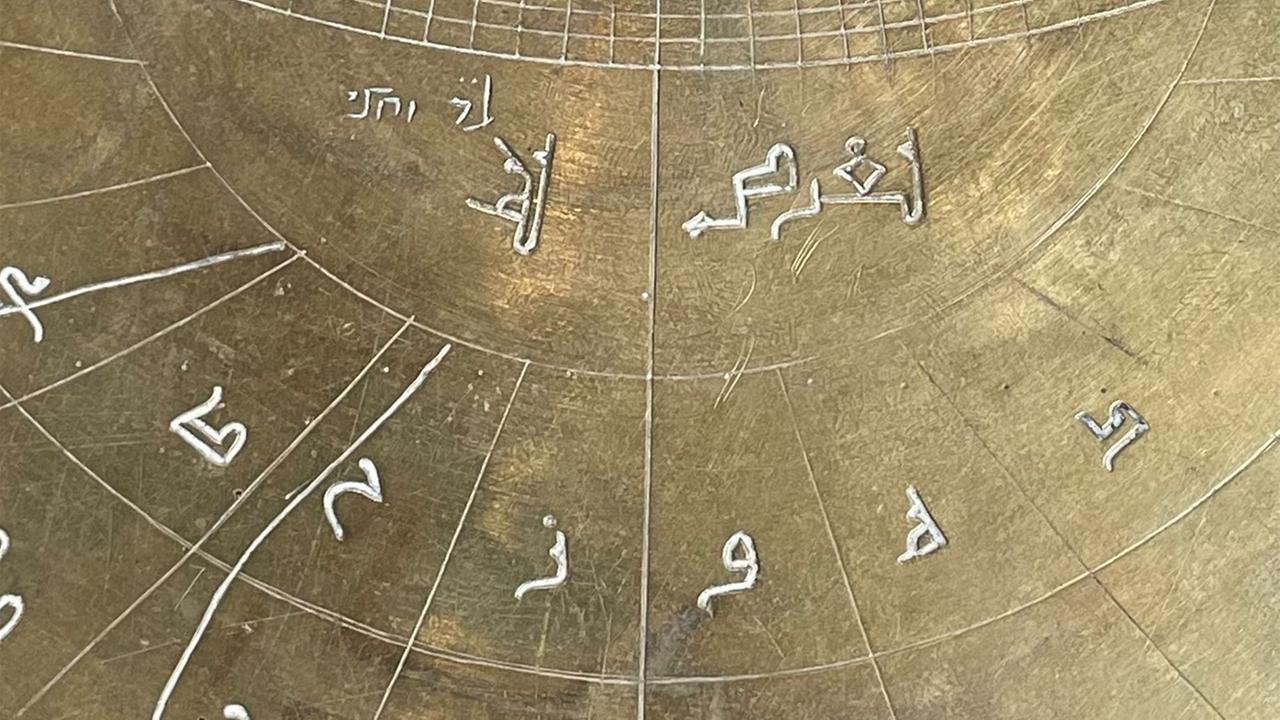 Italien, Verona: Ein rund 1000 Jahre altes Astrolabium weist Gravuren in arabischer und hebräischer Schrift auf, außerdem eingeritzte Ziffern, die auf den Gebrauch der lateinischen Schrift hinweisen.