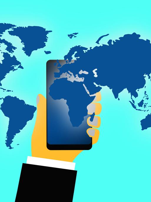 Smartphone in der Hand vor einer Weltkarte