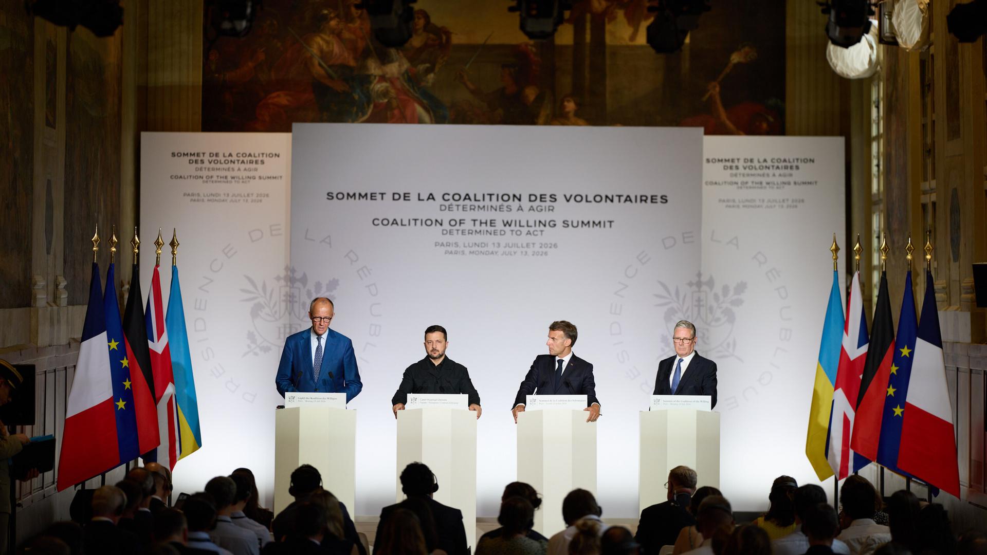 v.li: Bundeskanzler Friedrich MERZ, der ukrainische Präsident Wolodymyr Selenskyj, Emmanuel Macron (Staatspräsident Frankreich), Keir STARMER (Premierminister Großbritannien) stehen bei der Koalition der Willigen am 13.07.2026 in Paris nebeneinander.