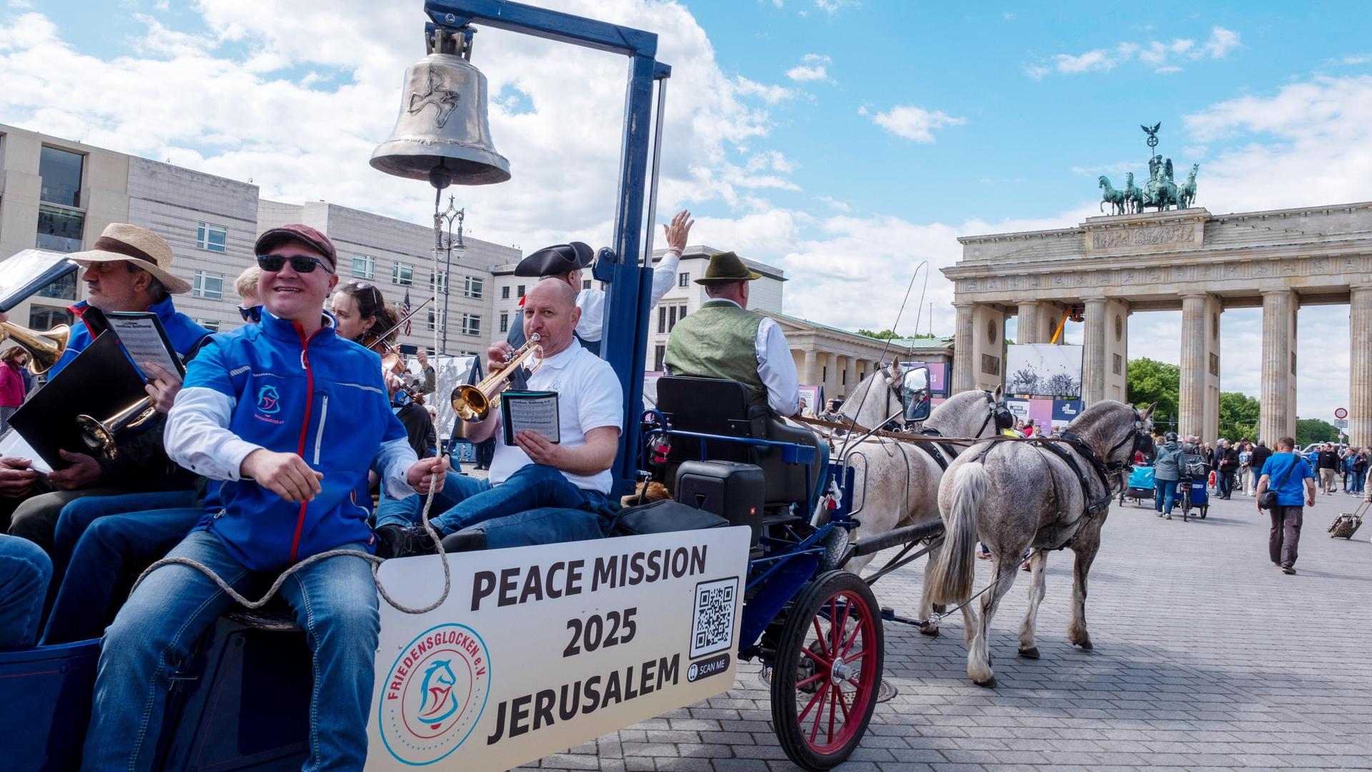 Ein Pferdewagen steht vor dem Brandenburger Tor in Berlin. Ein Pferdewagen steht vor dem Brandenburger Tor in Berlin.