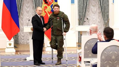Der russische Präsident Wladimir Putin schüttelt die Hand des Militärblogger Semyon Pegov im Dezember 2022 bei der Verleihung eines Ehrenordens.