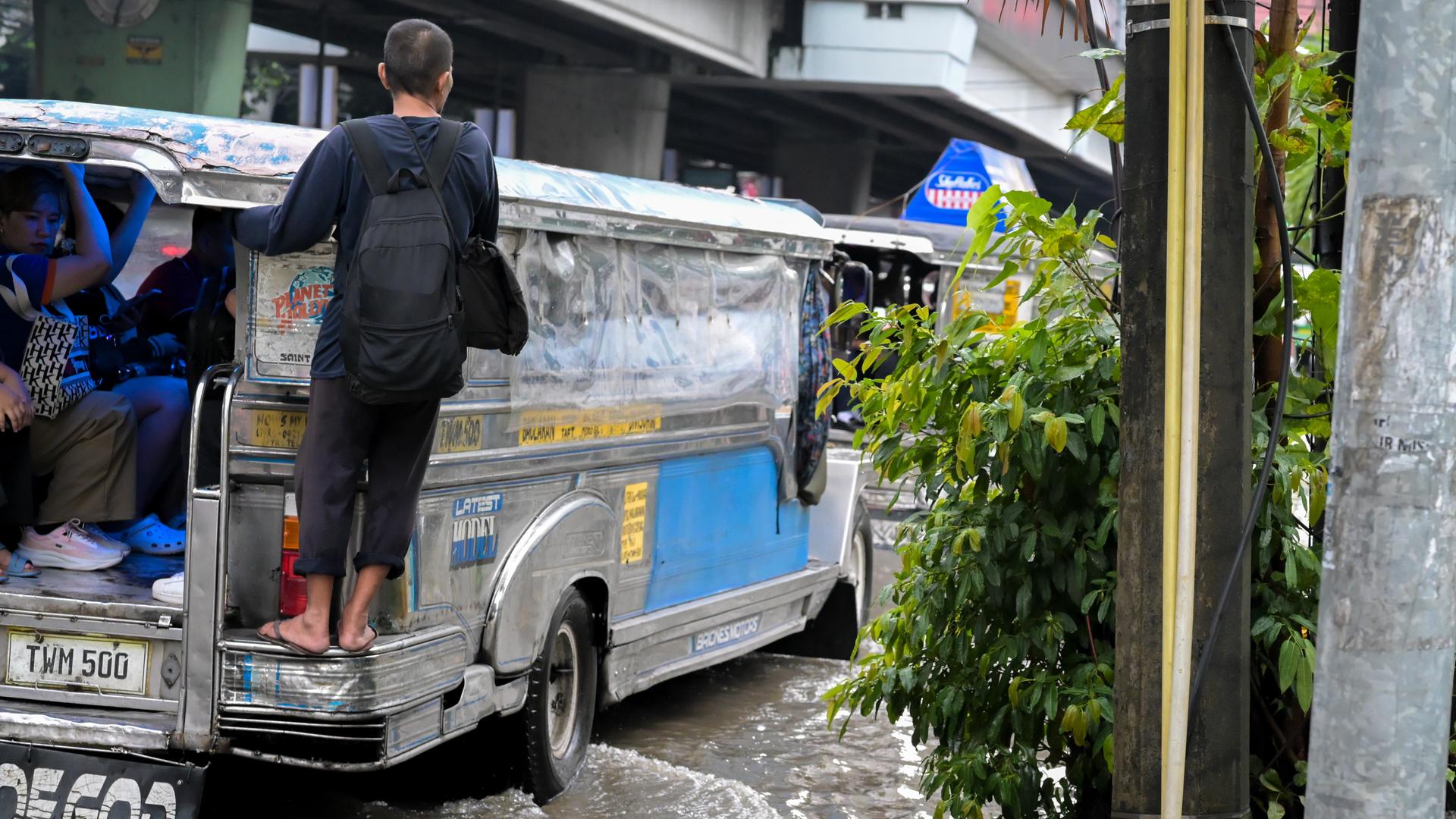 Philippinen, Manila: Wasser und Schlamm ist auf den Straßen der Stadt zu sehen. Der vom tropischen Wirbelsturm "Dujuan" mitgebrachte Südwestmonsun führt im Großraum Manila und den angrenzenden Provinzen zu Gewittern und Sturzfluten. 