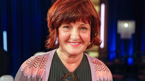 Porträtaufnahme der ARD-Journalististin Annette Dittert in einem Fernsehstudio. Sie lächelt freundlich in die Kamera.