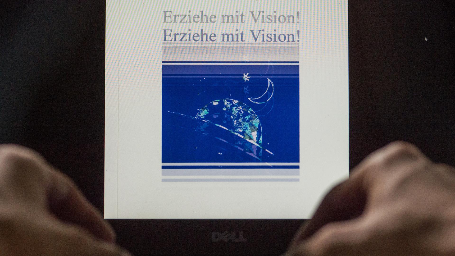 Ein Mann öffnet ein Handbuch der Sekte «Organische Christus Generation.» In dem Buch «Erziehe mit Vision!» beschreibt Ivo Sasek die Prinzipien der von ihm propagierten Kindererziehung. Sasek ist Gründer der Sekte «Organische Christus Generation».