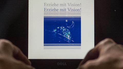 Ein Mann öffnet ein Handbuch der Sekte «Organische Christus Generation.» In dem Buch «Erziehe mit Vision!» beschreibt Ivo Sasek die Prinzipien der von ihm propagierten Kindererziehung. Sasek ist Gründer der Sekte «Organische Christus Generation». Ein Mann öffnet ein Handbuch der Sekte «Organische Christus Generation.» In dem Buch «Erziehe mit Vision!» beschreibt Ivo Sasek die Prinzipien der von ihm propagierten Kindererziehung. Sasek ist Gründer der Sekte «Organische Christus Generation».