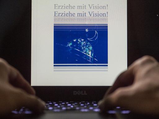 Ein Mann öffnet ein Handbuch der Sekte «Organische Christus Generation.» In dem Buch «Erziehe mit Vision!» beschreibt Ivo Sasek die Prinzipien der von ihm propagierten Kindererziehung. Sasek ist Gründer der Sekte «Organische Christus Generation».