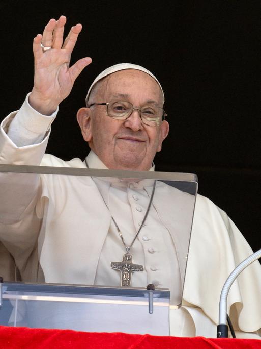 Papst Franziskus beim Segnen der Gläubigen auf dem Petersplatz in Rom