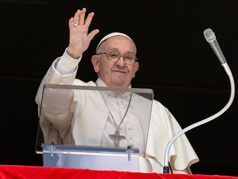 Papst Franziskus beim Segnen der Gläubigen auf dem Petersplatz in Rom
