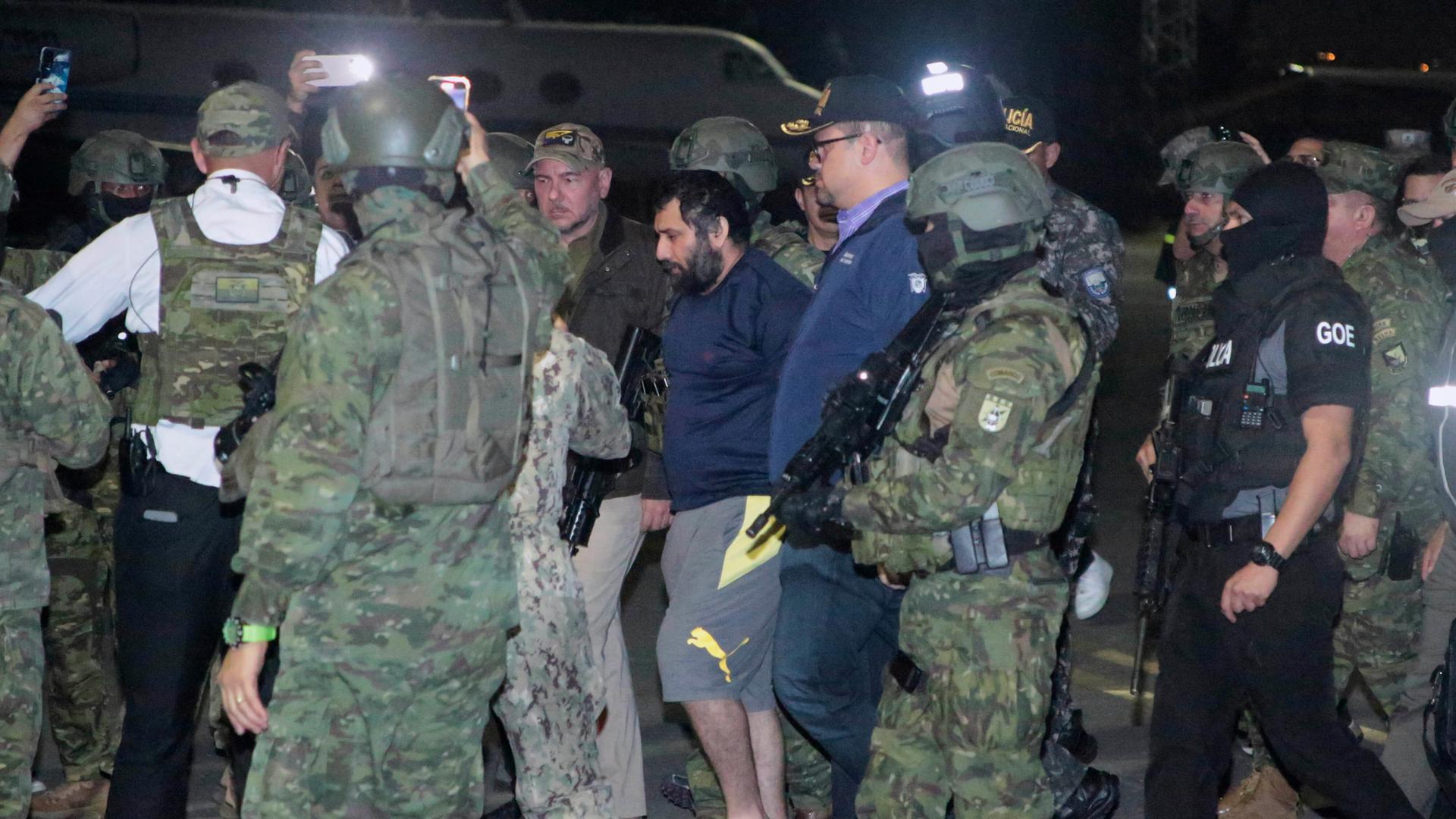 In Begleitung von Soldaten und Polizisten kommt Jose Adolfo Macias Villamar, alias Fito, Anführer der Bande "Los Choneros" in Guayaquil an, nachdem er festgenommen wurde. In Begleitung von Soldaten und Polizisten kommt Jose Adolfo Macias Villamar, alias Fito, Anführer der Bande "Los Choneros" in Guayaquil an, nachdem er festgenommen wurde.
