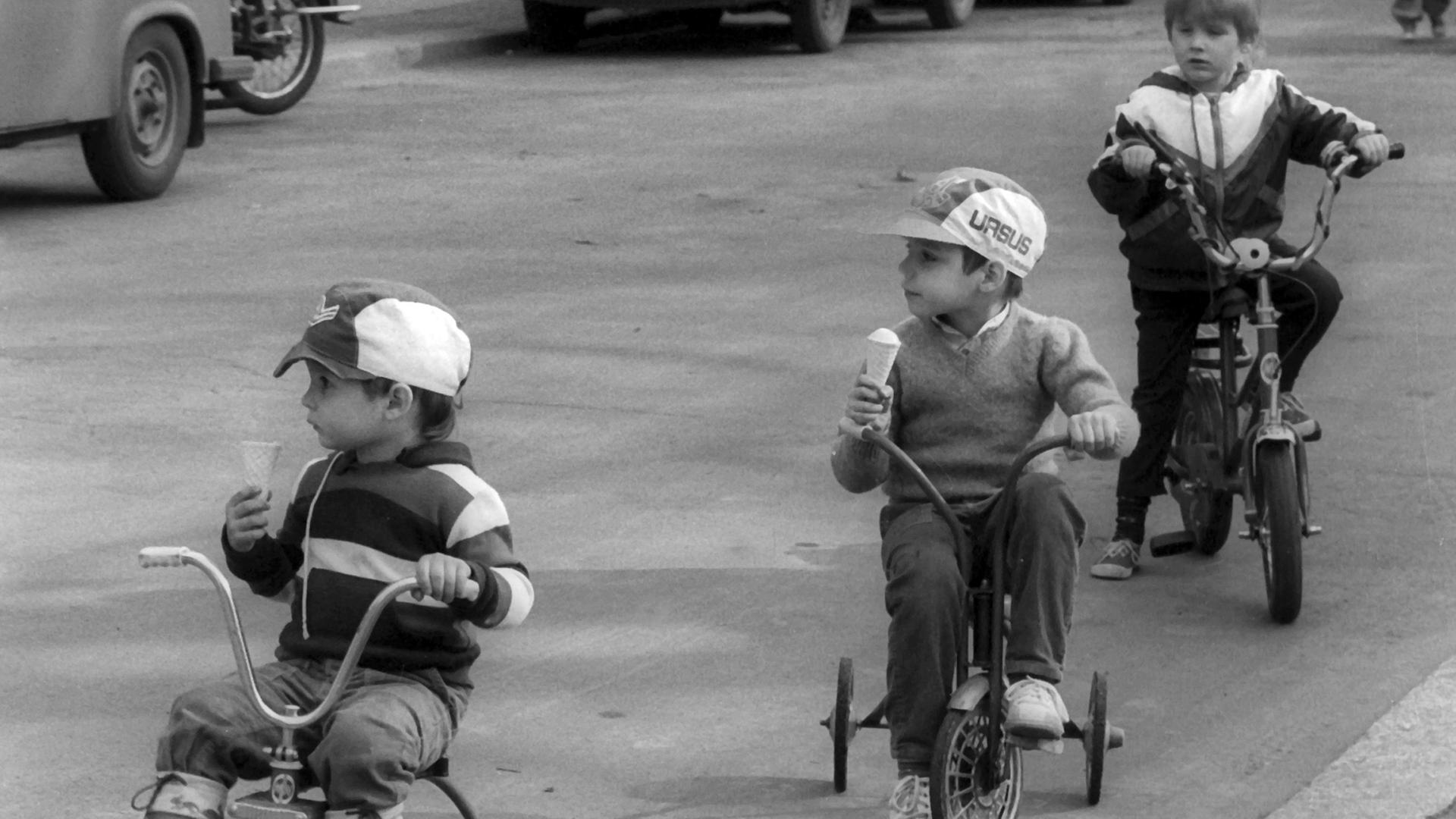 Kinder fahren im Jahr 1986 auf Dreirädern und Fahrrädern durch die Gormannstraße im Scheunenviertel in Ost-Berlin