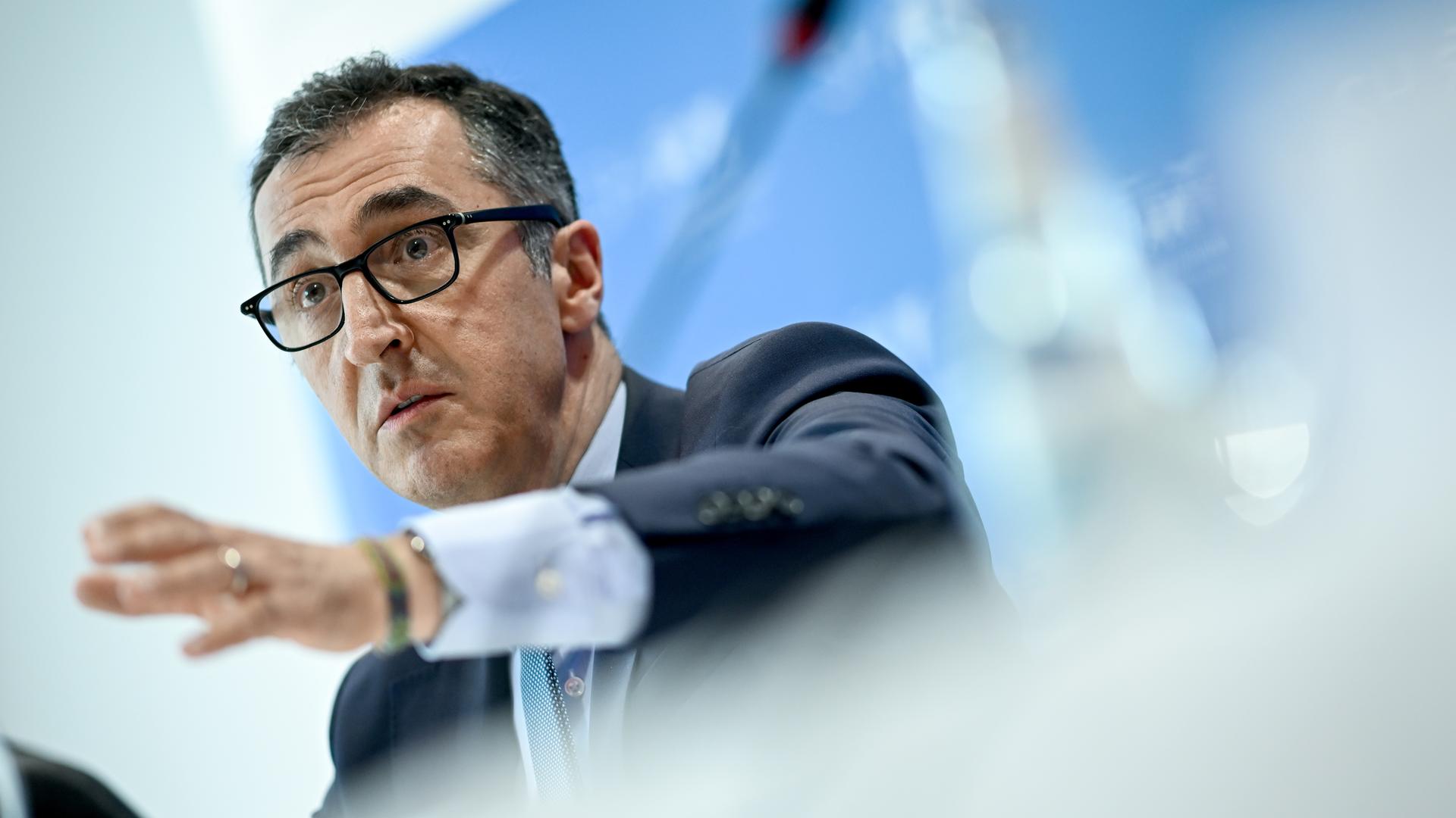 Cem Özdemir (Bündnis 90/Die Grünen), Bundesminister für Ernährung und Landwirtschaft, spricht bei einer Pressekonferenz.