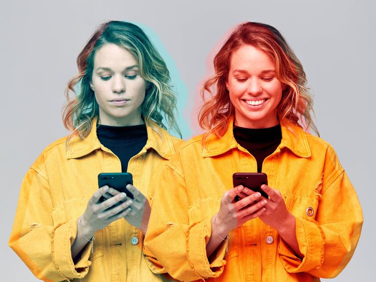 Das Bild zeigt zweimal dieselbe Frau, die auf ihr Smartphone blickt - einmal mit ernstem Gesicht, dann lächelnd.