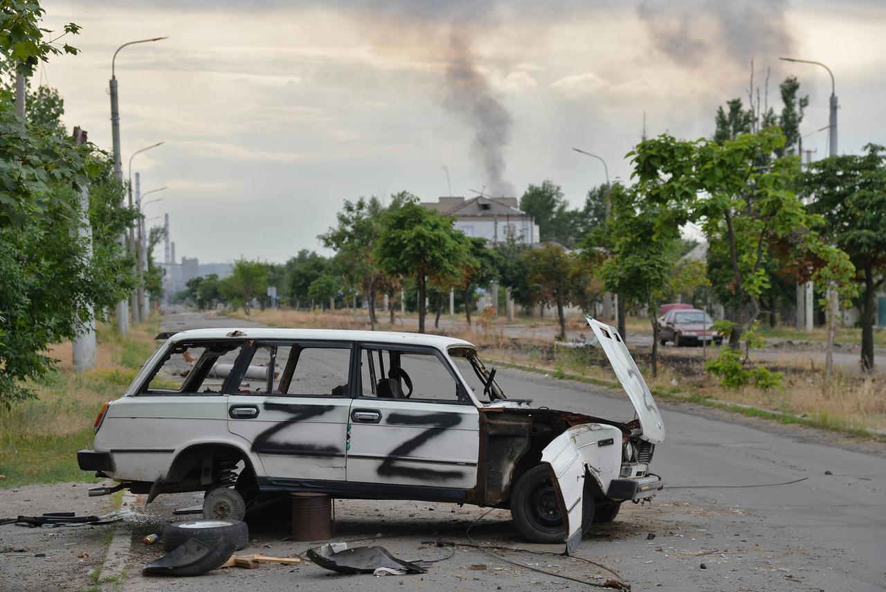 Ein zerstörtes Auto in der umkämpften ostukrainischen Stadt Sjewjerodonezk