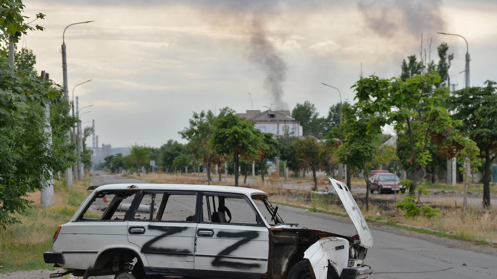 Ein zerstörtes Auto in der umkämpften ostukrainischen Stadt Sjewjerodonezk