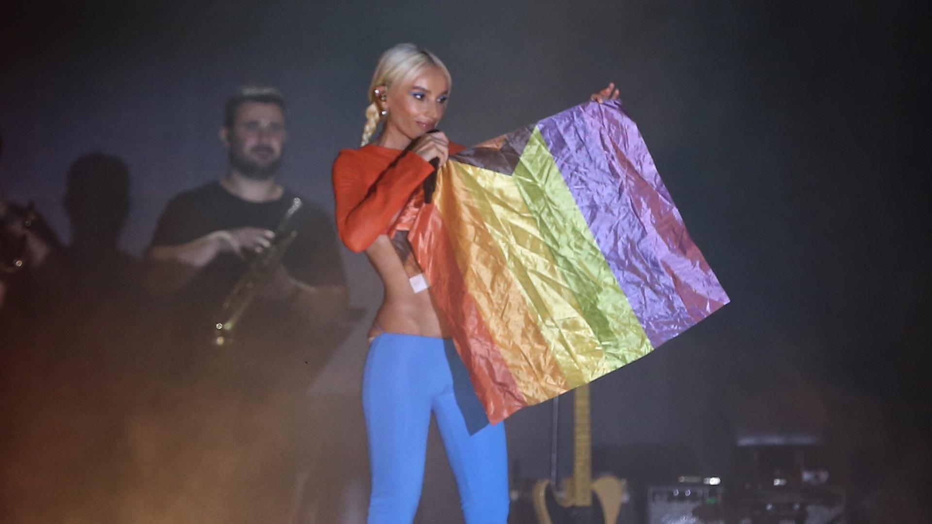 Auch ein farbiges Stück Stoff kann politisch sein: Sängerin Gülşen hält Mitte August 2022 auf einem Konzert in Istanbul die Regenbogenflagge hoch.