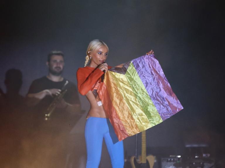 Auch ein farbiges Stück Stoff kann politisch sein: Sängerin Gülşen hält Mitte August 2022 auf einem Konzert in Istanbul die Regenbogenflagge hoch.