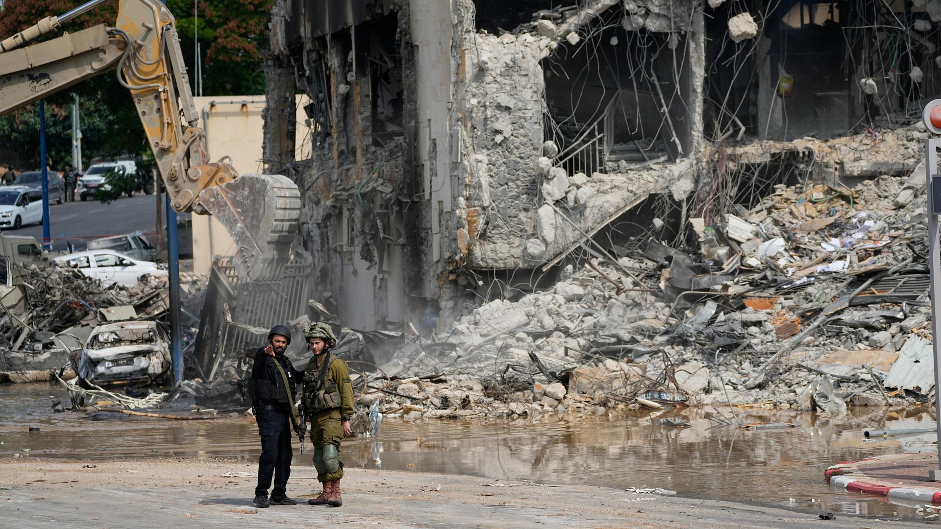 Ein Bagger beseitigt Trümmer einer Polizeistation in Sderot, Israel, die von der Hamas zerstört wurde.