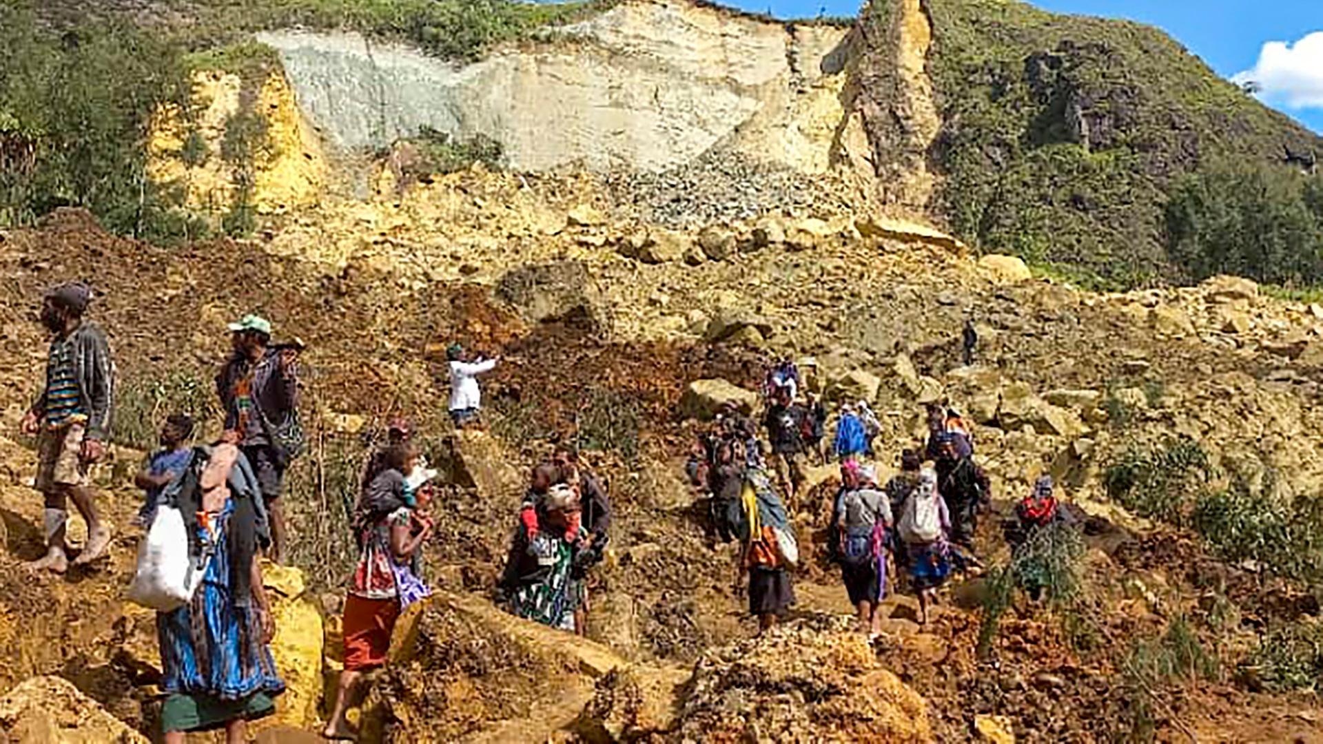 Papua-Neuguinea, Yambali: Auf diesem vom UNDP Papua-Neuguinea via AP zur Verfügung gestellten Foto suchen Dorfbewohner nach einem Erdrutsch nach Verschütteten. 