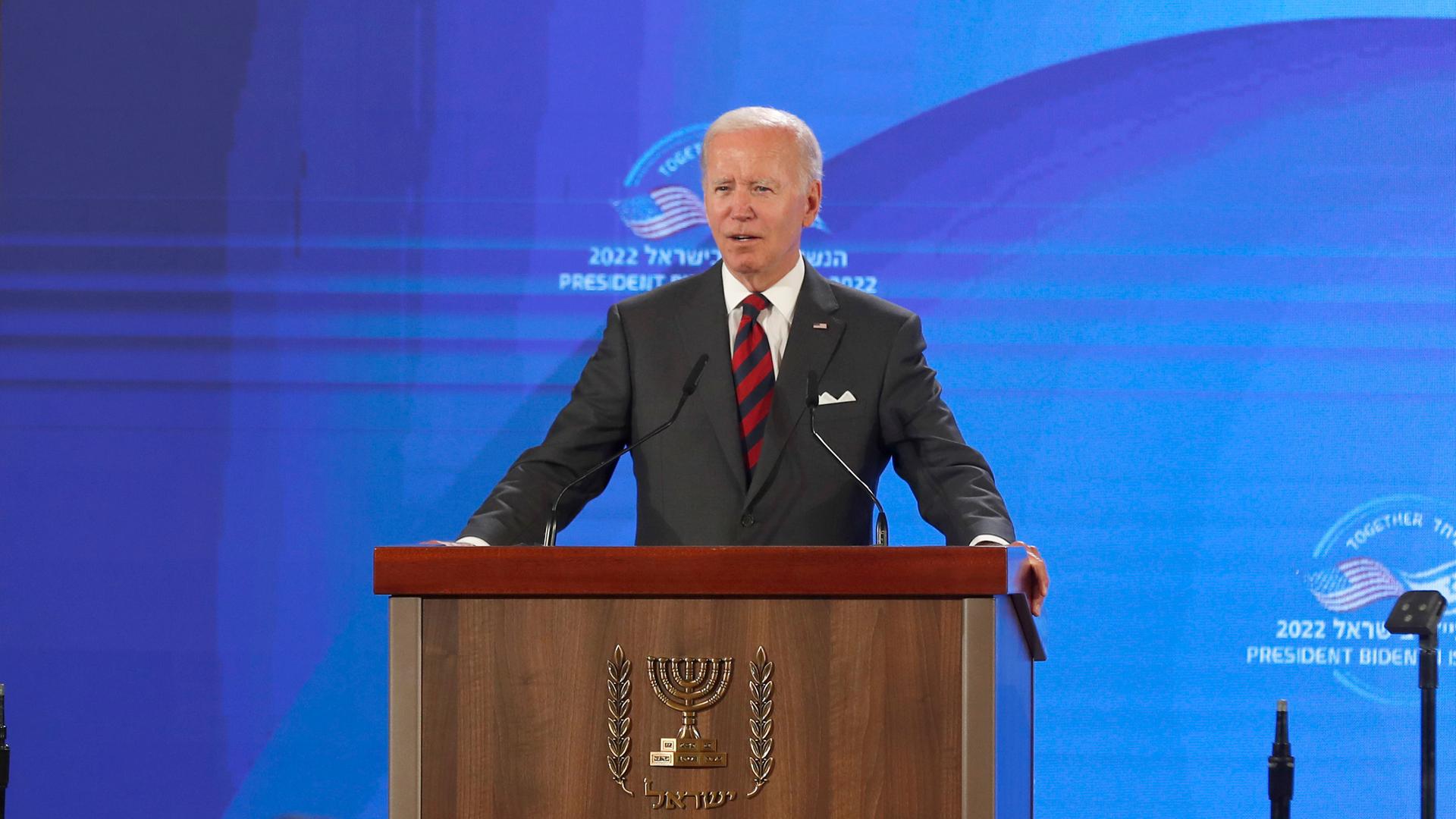 US-Präsident Joe Biden steht an einem Rednerpult US-Präsident Joe Biden steht an einem Rednerpult