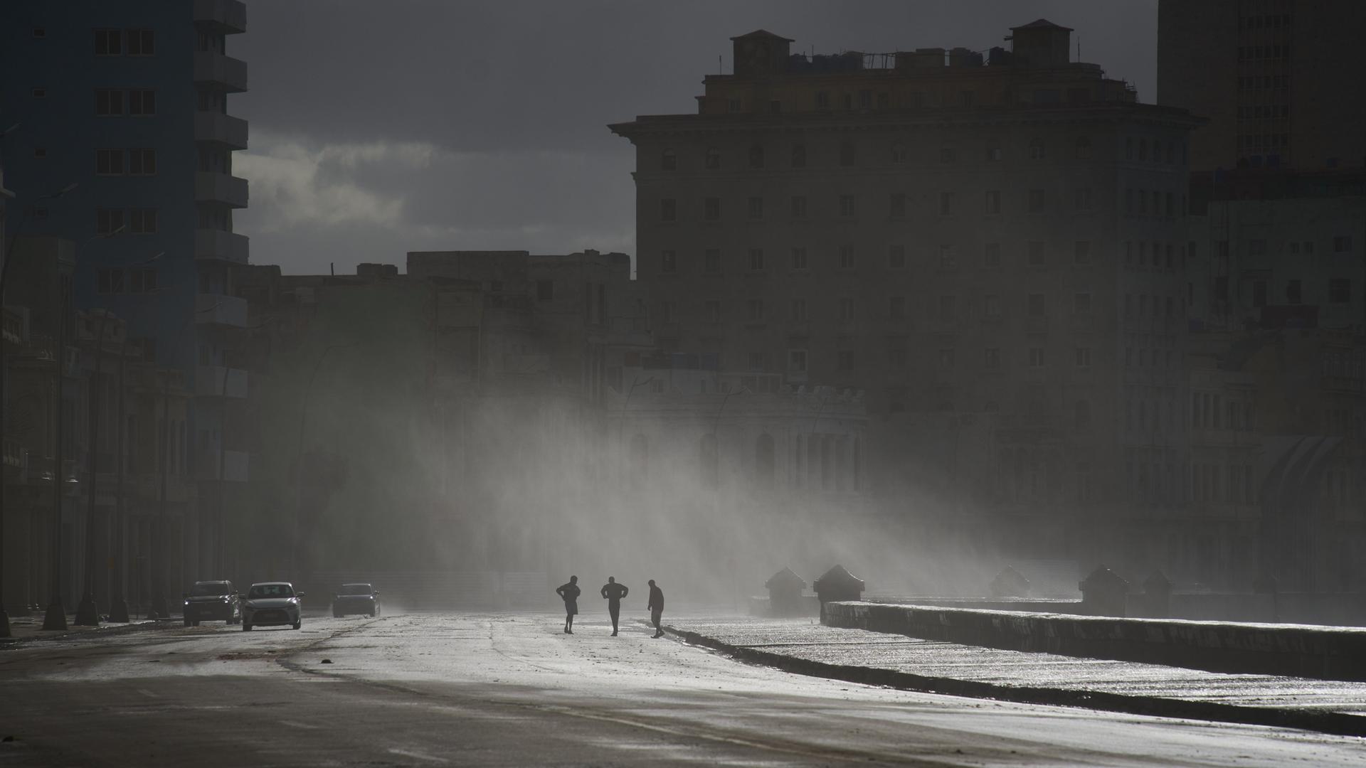 Drei Silhouetten am Malecón, der Promenadenstraße in Havanna, Kuba, am 23. Februar 2026