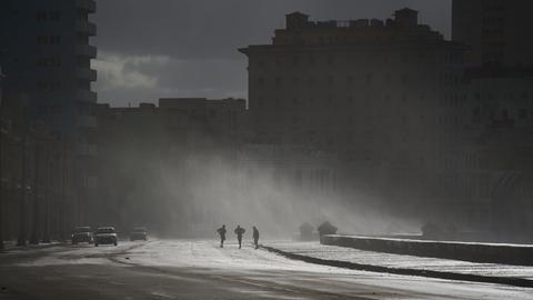 Drei Silhouetten am Malecón, der Promenadenstraße in Havanna, Kuba, am 23. Februar 2026