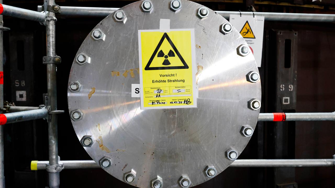 Eine Baustelle ist vor dem Reaktordruckbehälter im Kernkraftwerk Brunsbüttel errichtet