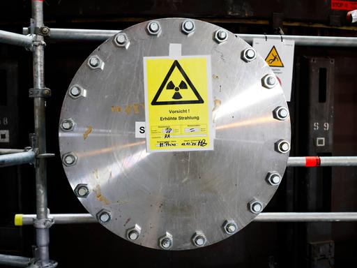 Eine Baustelle ist vor dem Reaktordruckbehälter im Kernkraftwerk Brunsbüttel errichtet