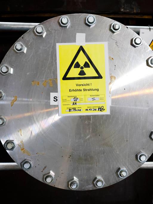 Eine Baustelle ist vor dem Reaktordruckbehälter im Kernkraftwerk Brunsbüttel errichtet