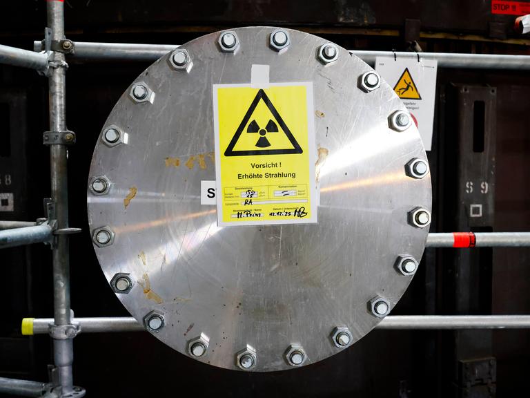 Eine Baustelle ist vor dem Reaktordruckbehälter im Kernkraftwerk Brunsbüttel errichtet Eine Baustelle ist vor dem Reaktordruckbehälter im Kernkraftwerk Brunsbüttel errichtet