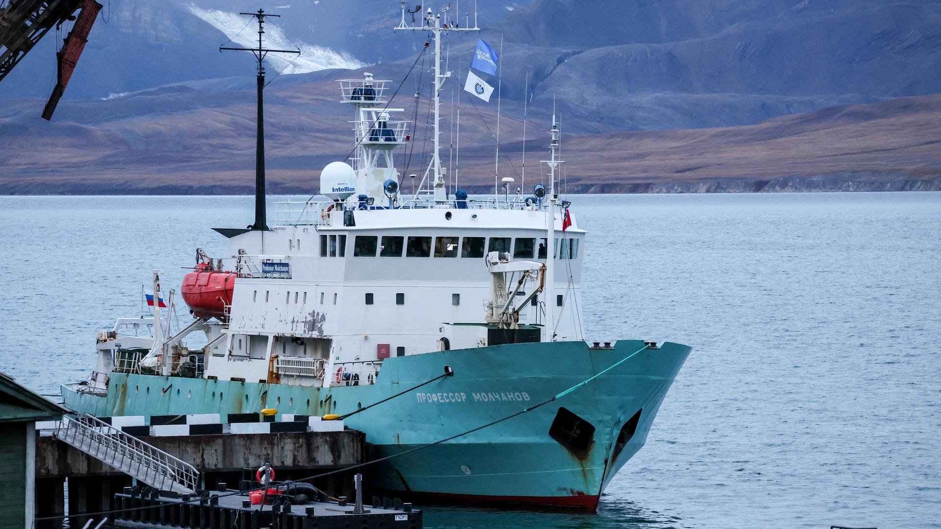 Das russische Expeditionsschiff "Professor Molchanov" liegt in Spitzbergen vor Anker. Das russische Expeditionsschiff "Professor Molchanov" liegt in Spitzbergen vor Anker.
