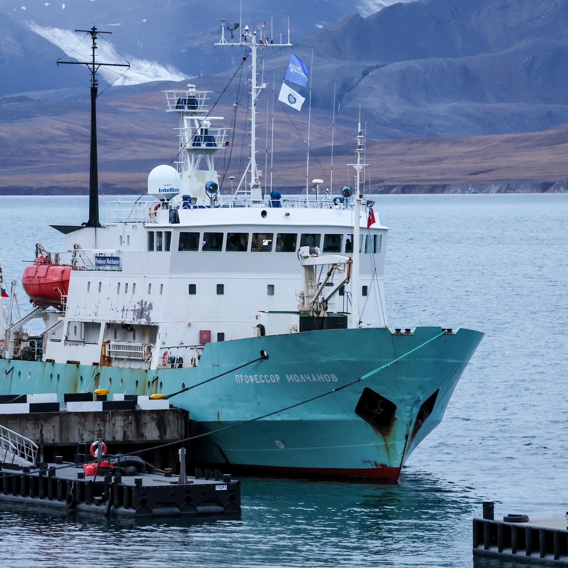 Das russische Expeditionsschiff "Professor Molchanov" liegt in Spitzbergen vor Anker.