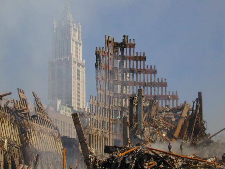 Hinter den Trümmern des World Trade Centers ist das Woolworth Building in New York zu erkennen. Dahinter blauer Himmel. Hinter den Trümmern des World Trade Centers ist das Woolworth Building in New York zu erkennen. Dahinter blauer Himmel.